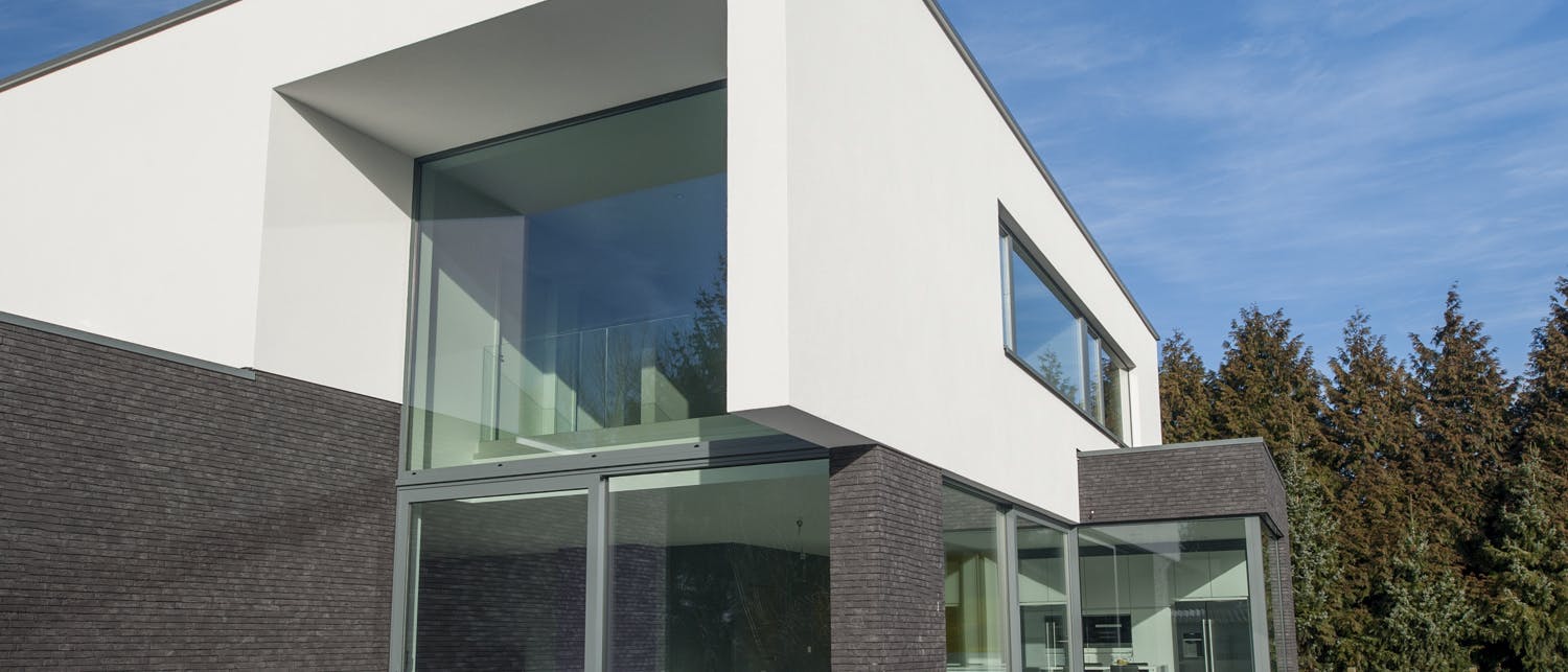Moderne woning met grote ramen