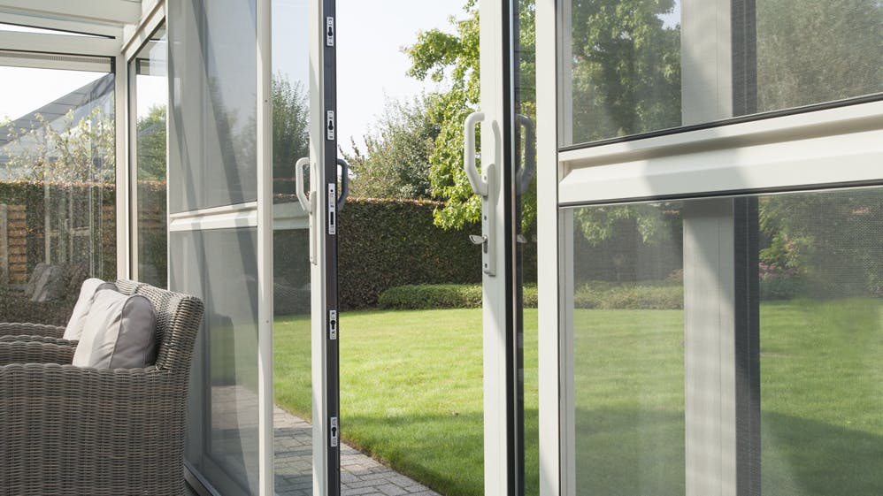 Witte veranda met schuiframen