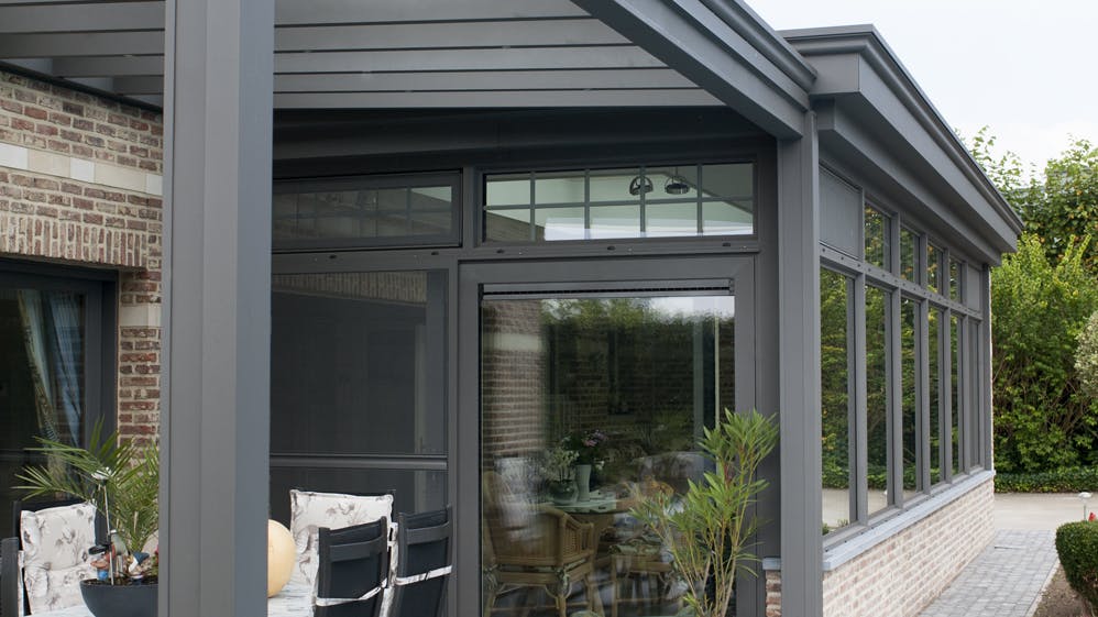 Pergola naast veranda