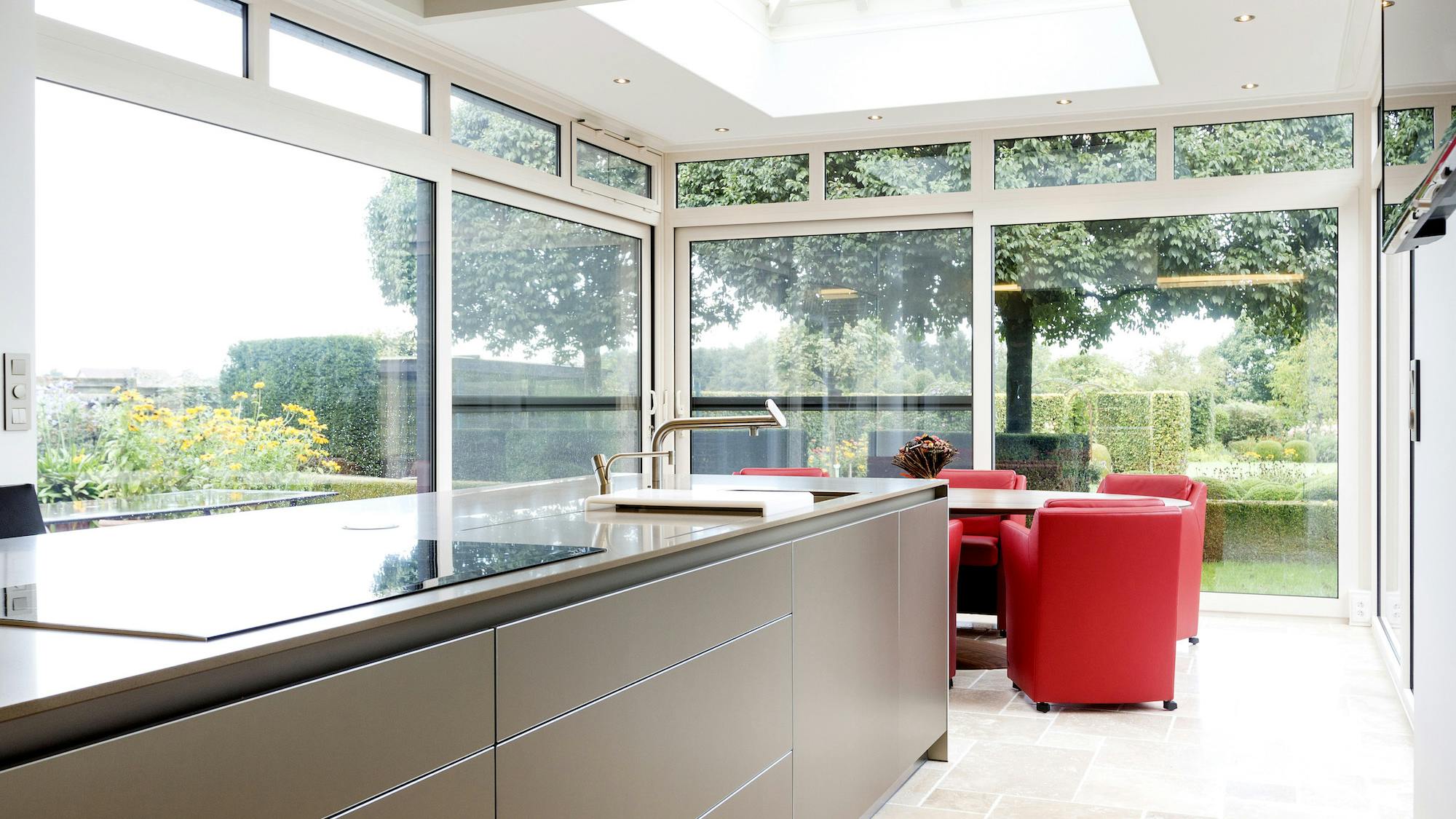 Ruime keuken in veranda